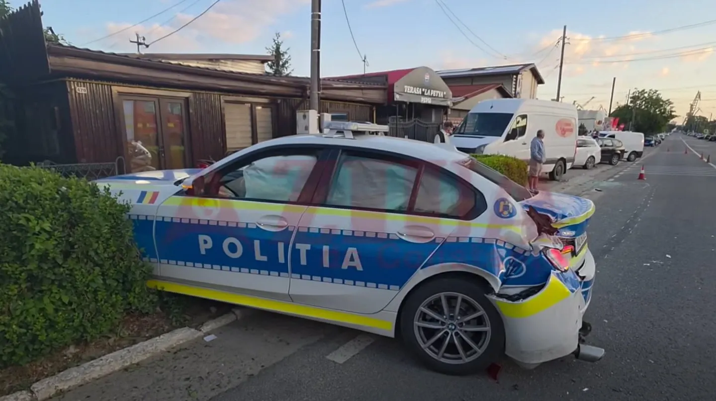 Autospecială a Poliției și o motocicletă, lovite în plin de un autocar, în localitatea 2 Mai - VIDEO