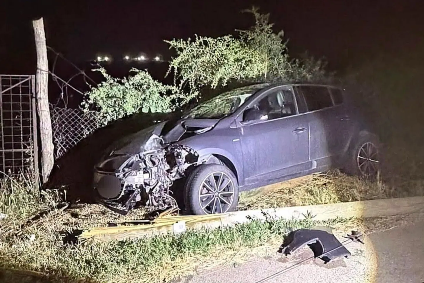 Șoferiță prinsă băută după ce și-a abandonat mașina lovită într-un stâlp. Ce alcoolemie au descoperit polițiștii
