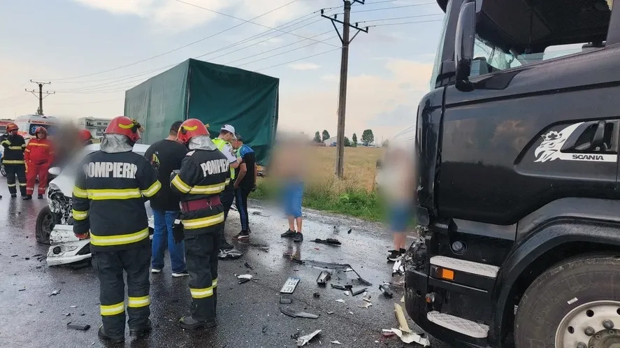 Accident grav pe DN72, în Prahova. Șase autovehicule implicate, două persoane au fost rănite