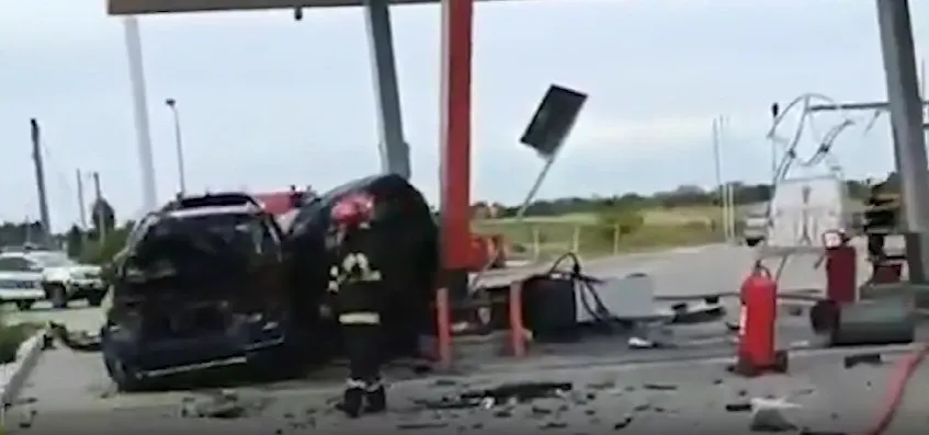 Accident rutier grav! Două mașini s-au ciocnit și au intrat într-o benzinărie