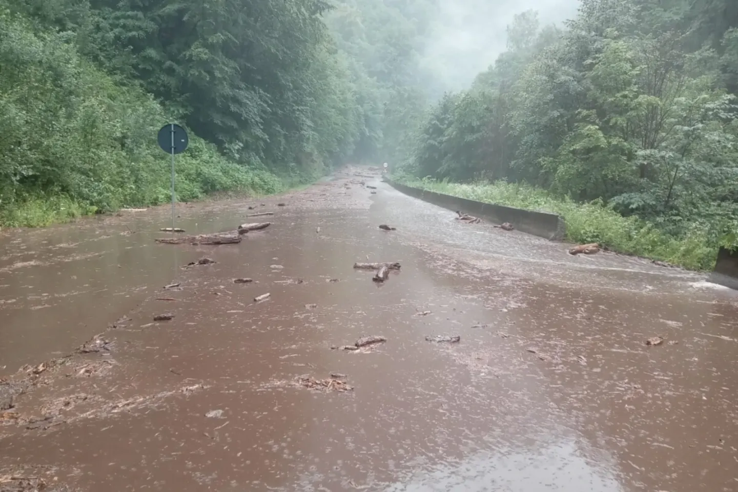 Circulația pe Transalpina, în zona Barajului Tău, reluată pe ambele sensuri. Soferii sunt îndemnați să conducă prudent 