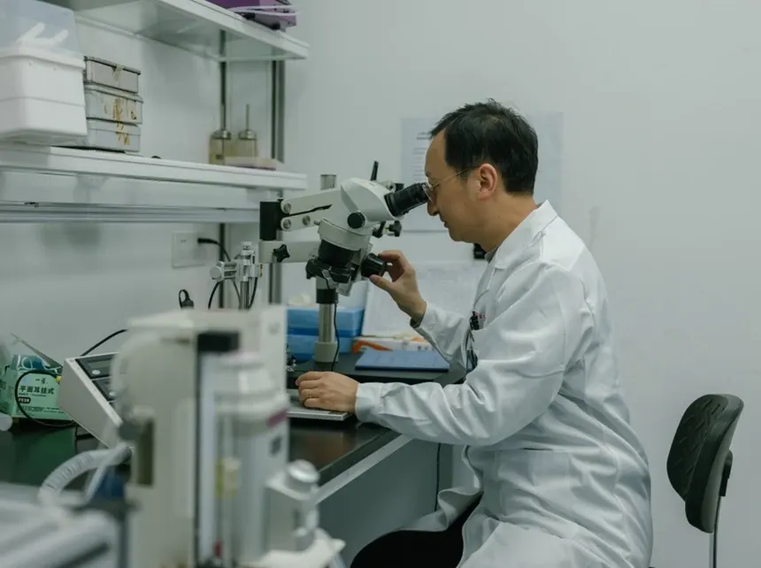 Anchetă în China după moartea unei fetițe de 6 ani în timpul unei terapii genetice experimentale. Părinții au plătit peste 800.000 de dolari