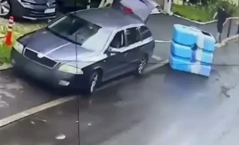 Persoane surprinse în timp ce deversau ape reziduale pe o stradă din Sectorul 6. Camerele de supraveghere au dus la identificarea și amendarea lor