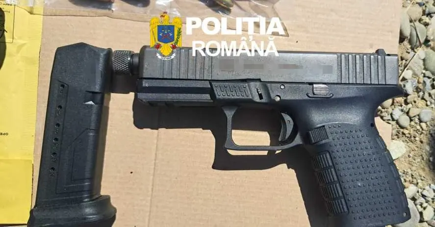 Descoperire alarmantă în Ilfov! Un pistol încărcat cu 13 cartușe, găsit lângă o platformă de gunoi din Ștefăneștii de Jos