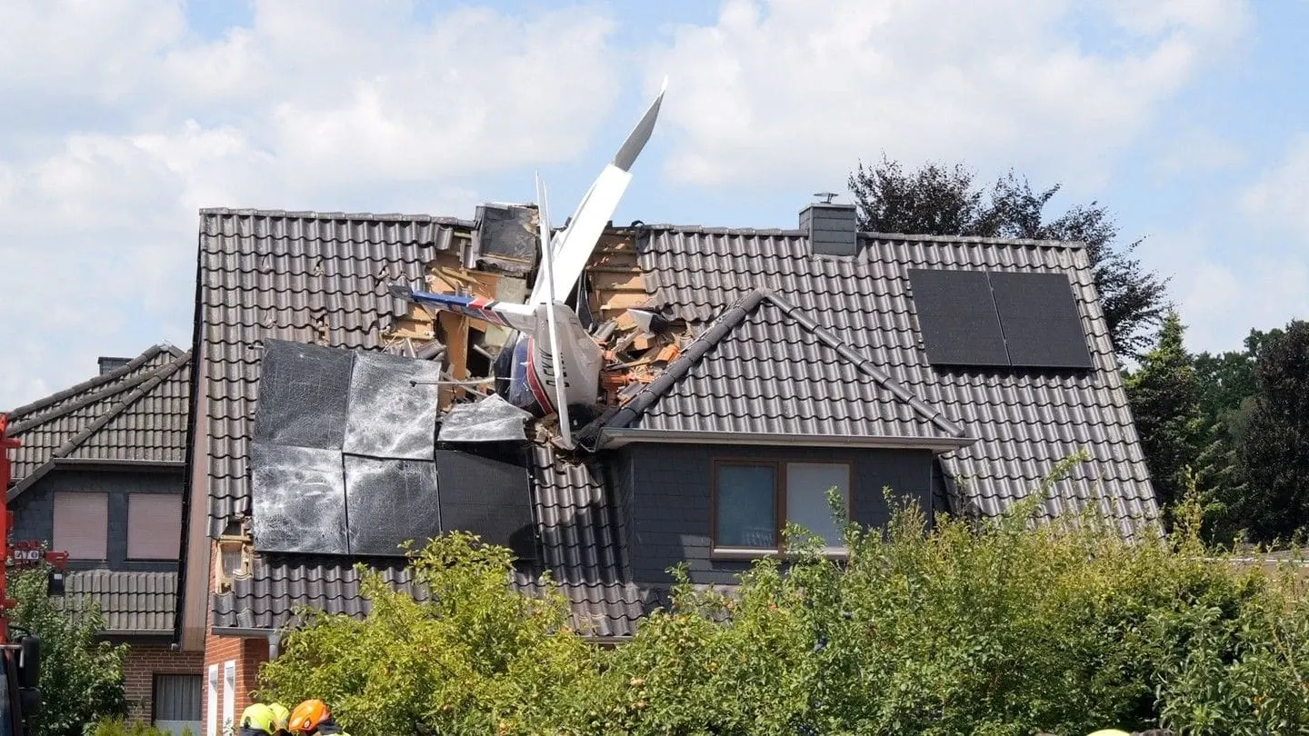 Un avion s-a prăbușit peste o casă în Germania: un mort, o persoană căutată