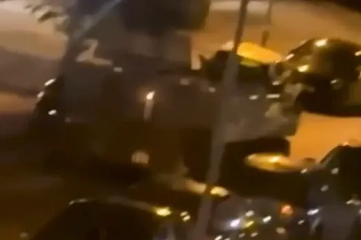 Doi militari beți au furat o blindată de 15 tone și au făcut prăpăd pe străzi. Mai multe mașini au fost distruse - VIDEO