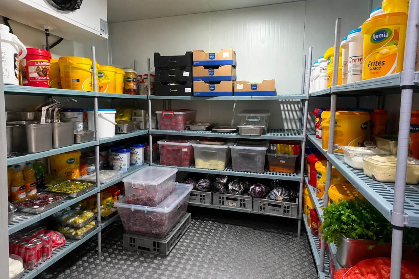 Razie ANSVSA pe litoral: Aproape două tone de alimente neconforme și amenzi de 3 milioane de lei