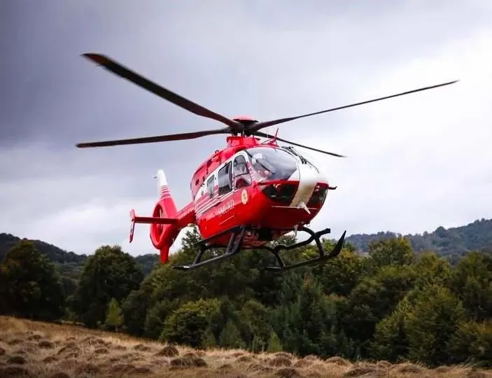 Doi alpiniști, blocați pe peretele Văii Albe din Bucegi. Elicopterul SMURD a suspendat intervenția din cauza vremii