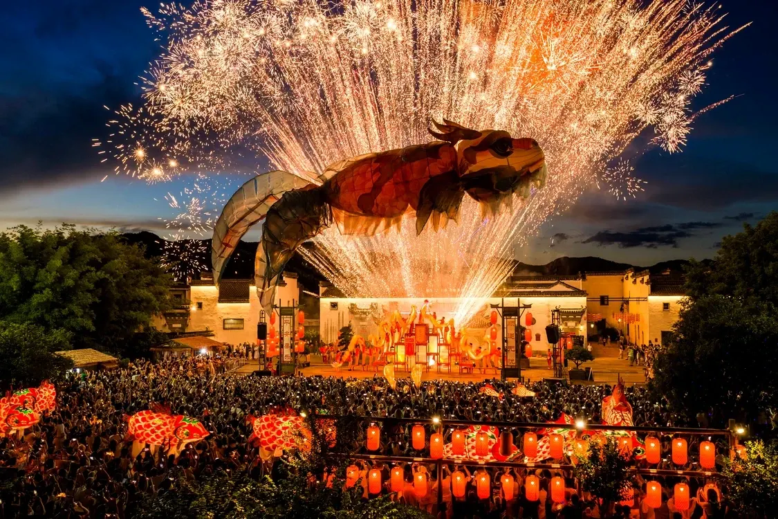 Festival spectaculos în China! „Peștele zburător” uriaș, de 10 metri, a transformat un sat antic într-o atracție pentru mii de turiști