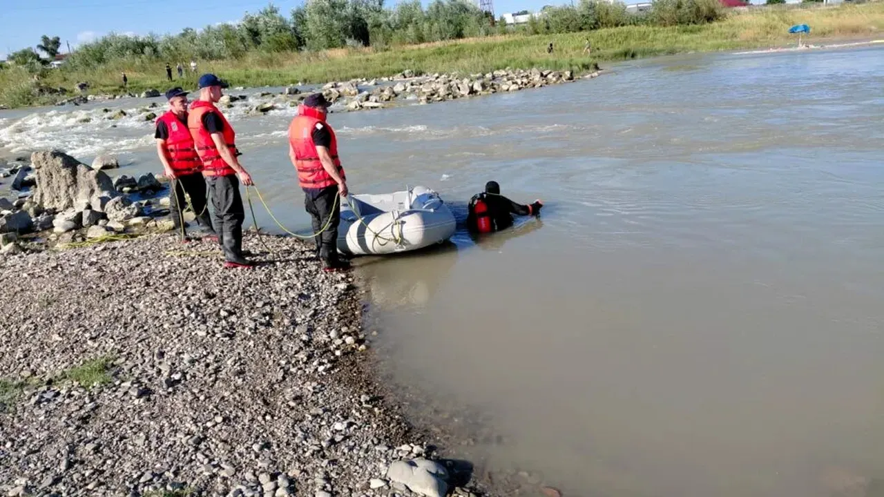 Doi frați au murit înecați în râul Moldova. O fetiță de 6 ani a fost salvată