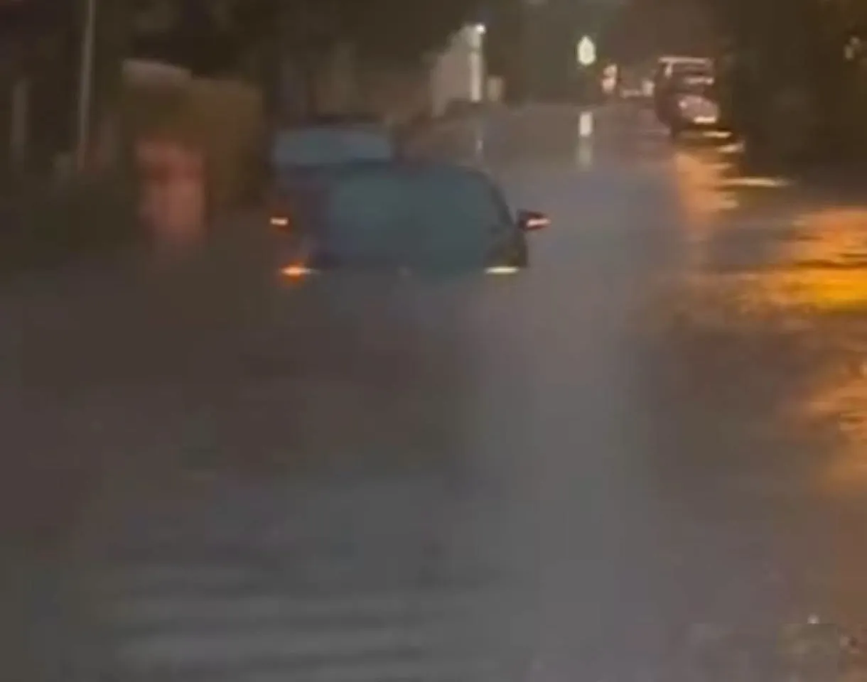 Ro-Alert în București. Cod portocaliu de furtuni, ploi torențiale și grindină. Autoritățile îi avertizează pe oameni să nu iasă din case