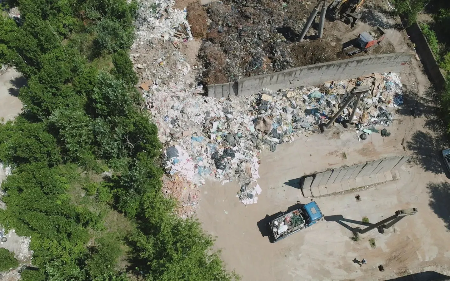 Dronele Gărzii de Mediu au depistat un depozit ilegal de deșeuri în București. Amenzi de 160.000 de lei și autoutilitară confiscată