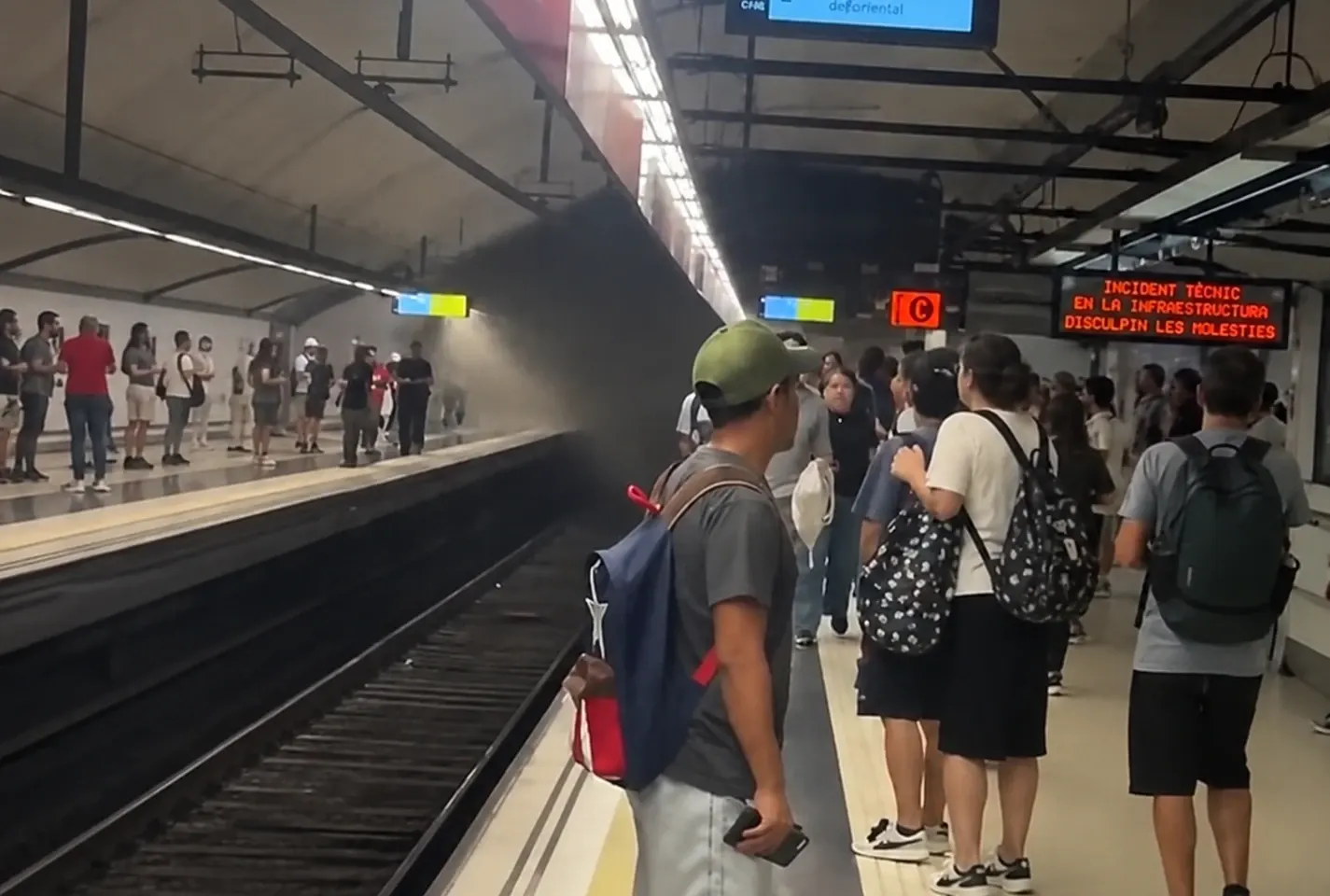 Incendiu la metroul din Barcelona: zeci de răniți după ce un tren a rămas blocat într-un tunel plin de fum VIDEO