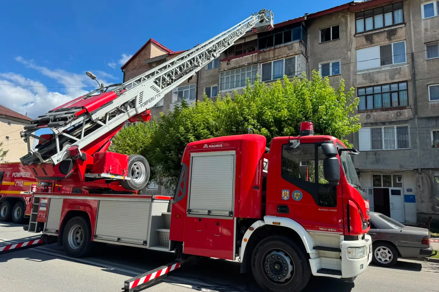 Incendiu într-un bloc din Hunedoara. 13 locatari au fost evacuați. O persoană a ajuns la spital