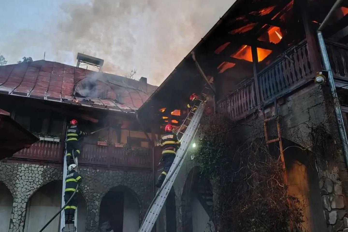 Incendiu de proporții la Mănăstirea Bisericani din Neamț. O persoană a fost găsită carbonizată - FOTO/ VIDEO