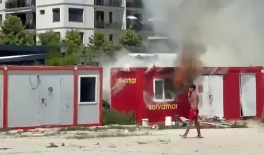 Incendiu la un container al salvamarilor din Mamaia Nord. Pompierii au intervenit de urgență - VIDEO