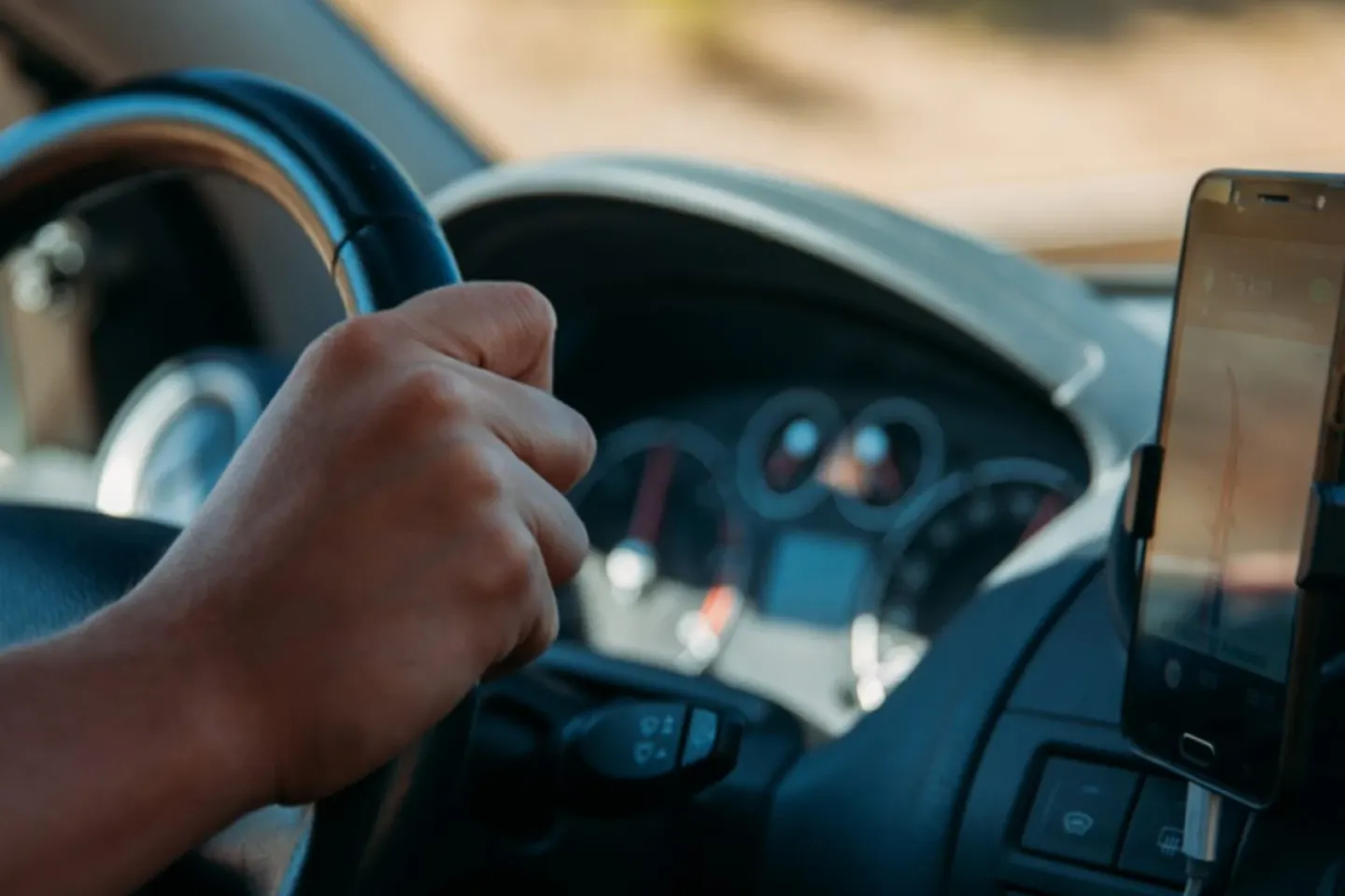 Cele trei obiecte pe care trebuie să le ai în mașină. Amenzile colosale pe care le riscă șoferii prinși pe picior greșit 