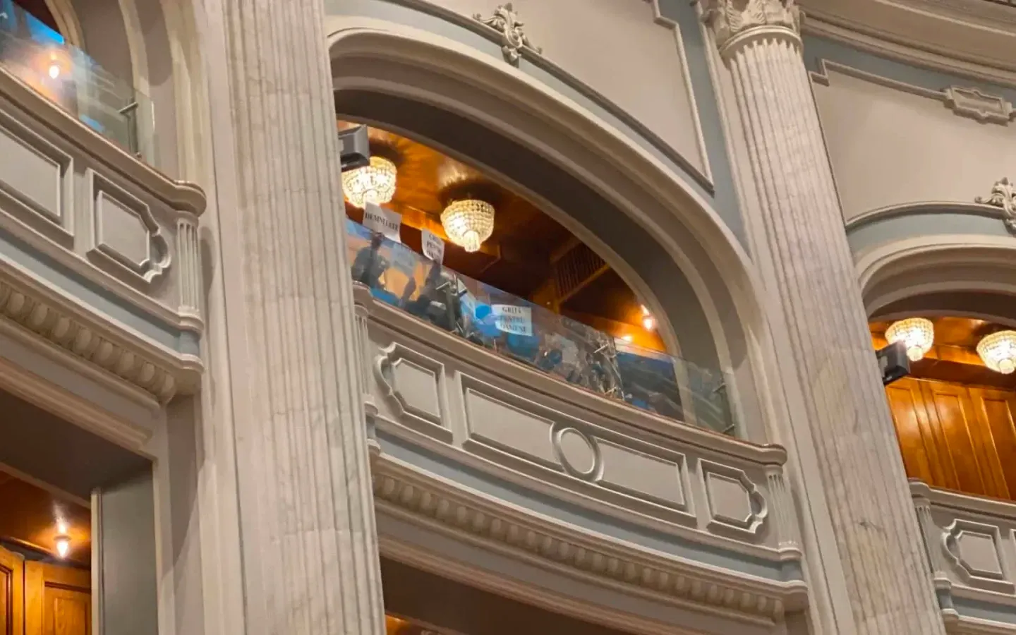 Medicii au protestat în balconul Parlamentului, în a doua zi de grevă generală. Rogobete, atac dur la Ilie Bolojan: „În Sănătate nu puteți tăia cu barda”