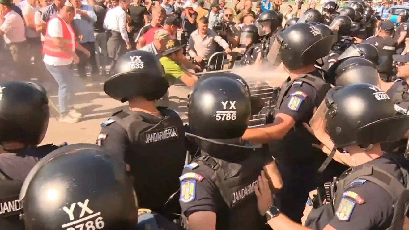 Tensiuni și gaze lacrimogene la protestul fermierilor. Oamenii cer demisia șefului ANSVSA și s-au mutat în Piața Victoria– LIVE TEXT