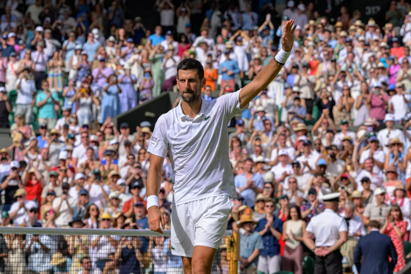 Djokovic s-a calificat în sferturi la Wimbledon. Recordul lui Federer, doborât de sârb