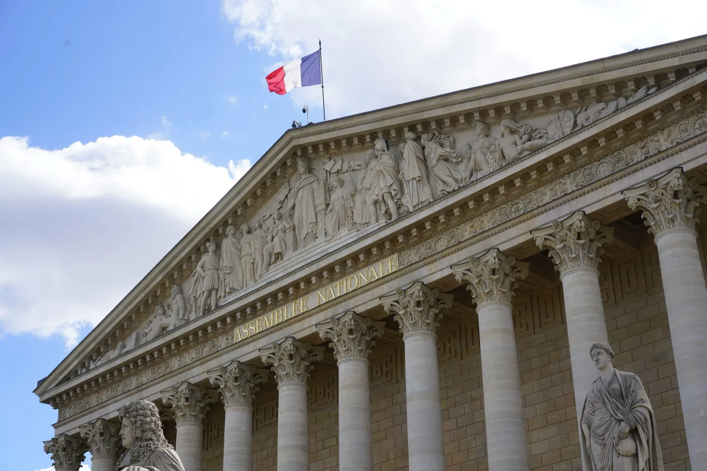 Franța legalizează moartea asistată. Parlamentul a adoptat legea după o dezbatere intensă: mesajul lui Macron
