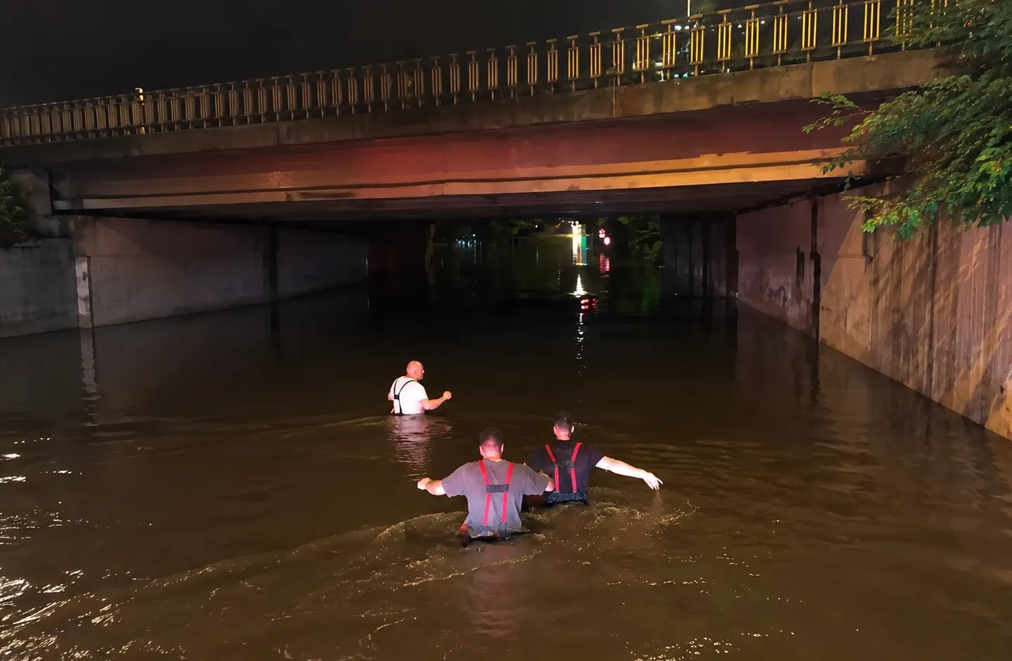 Mașini înghițite de ape în București. Pompierii au înotat pentru a verifica dacă sunt victime: imagini halucinante VIDEO