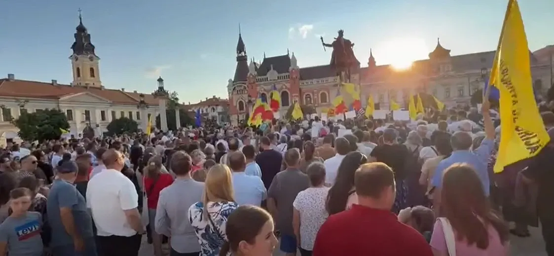 Sute de oameni au ieșit în stradă pentru Viorel Pașca la Oradea