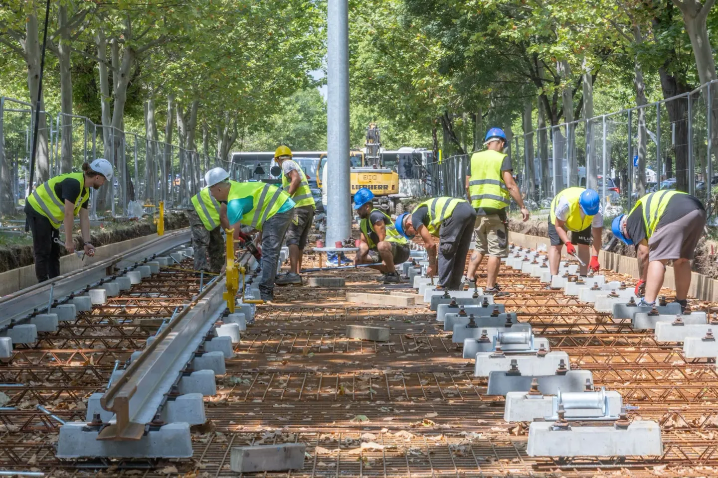 Încep lucrările care vor schimba transportul din București. Prima șină de tramvai a fost montată pe unul dintre cele mai importante trasee