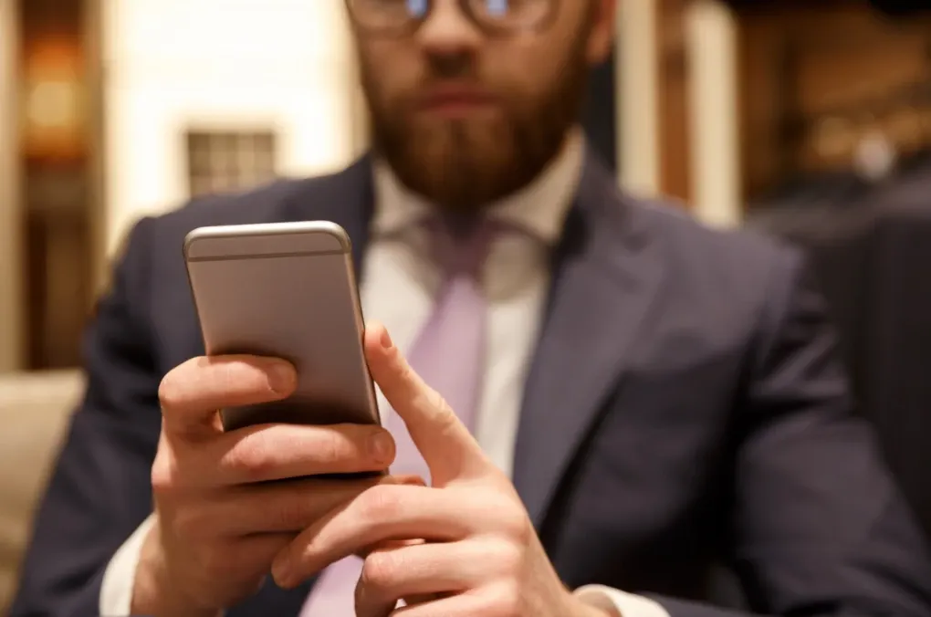 Românii sunt avertizați să nu deschidă acest SMS. Escrocii folosesc ca pretext o presupusă taxă de parcare