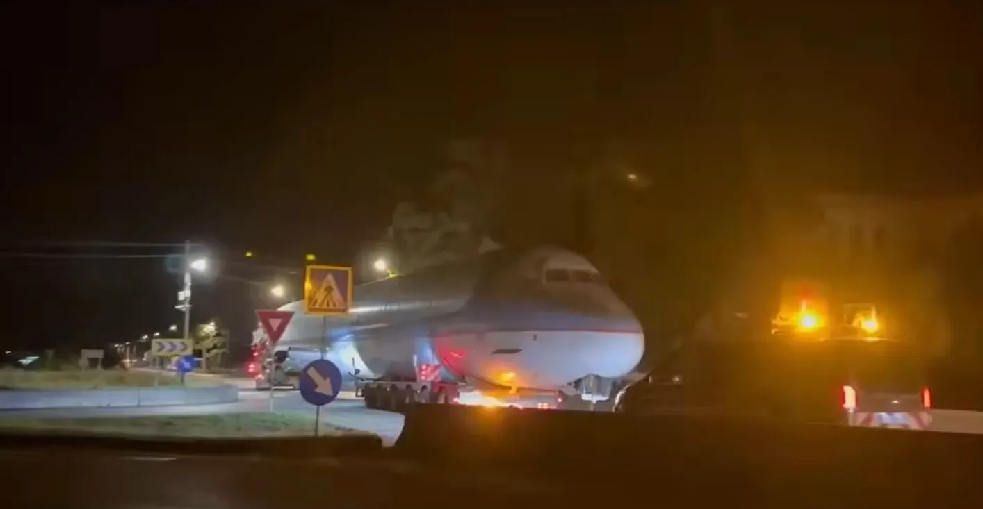 Apariție surprinzătoare pe o șosea din Cluj. Șoferii au dat nas în nas cu un...avion! VIDEO