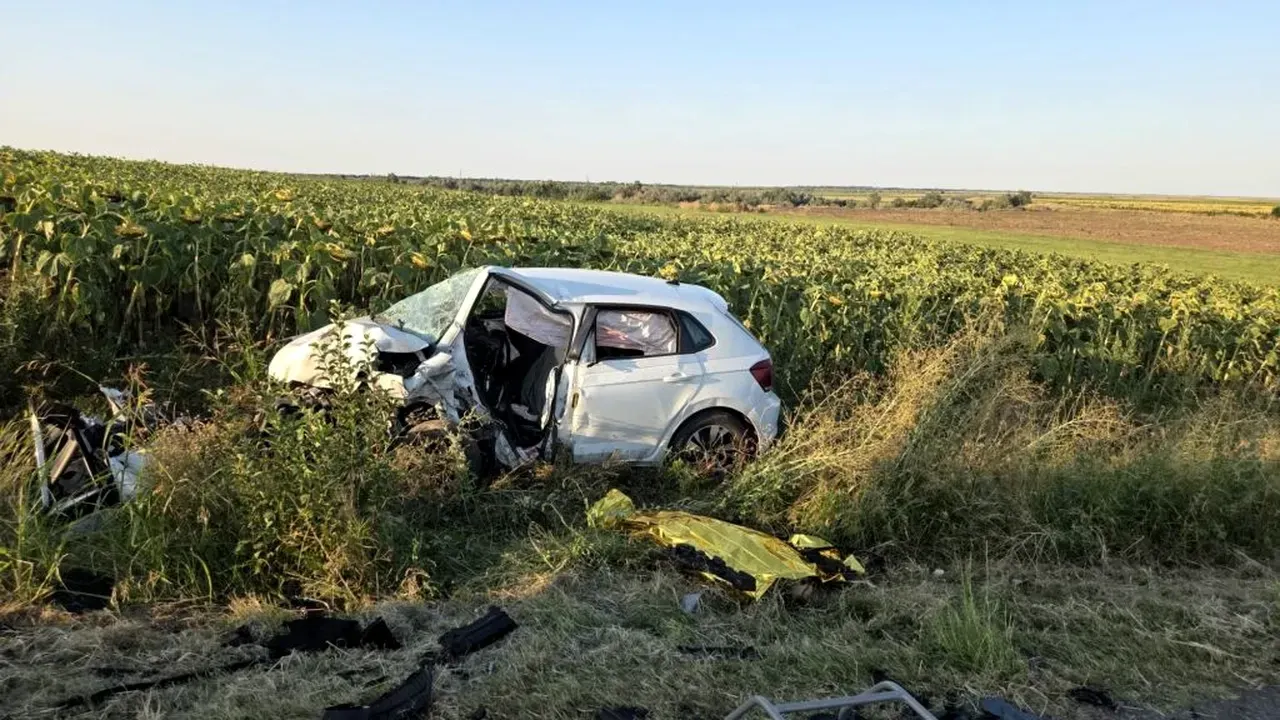 Tragedie pe o șosea din Brăila: doi morți și mai mulți răniți după o depășire. Trei mașini, aruncate în afara carosabilului