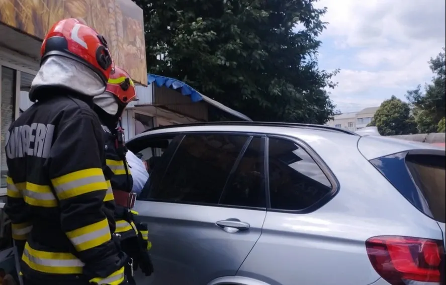 Accident în Roman: un șofer a pierdut controlul mașinii și a intrat într-un chioșc de pâine. Vânzătoarea a fost rănită