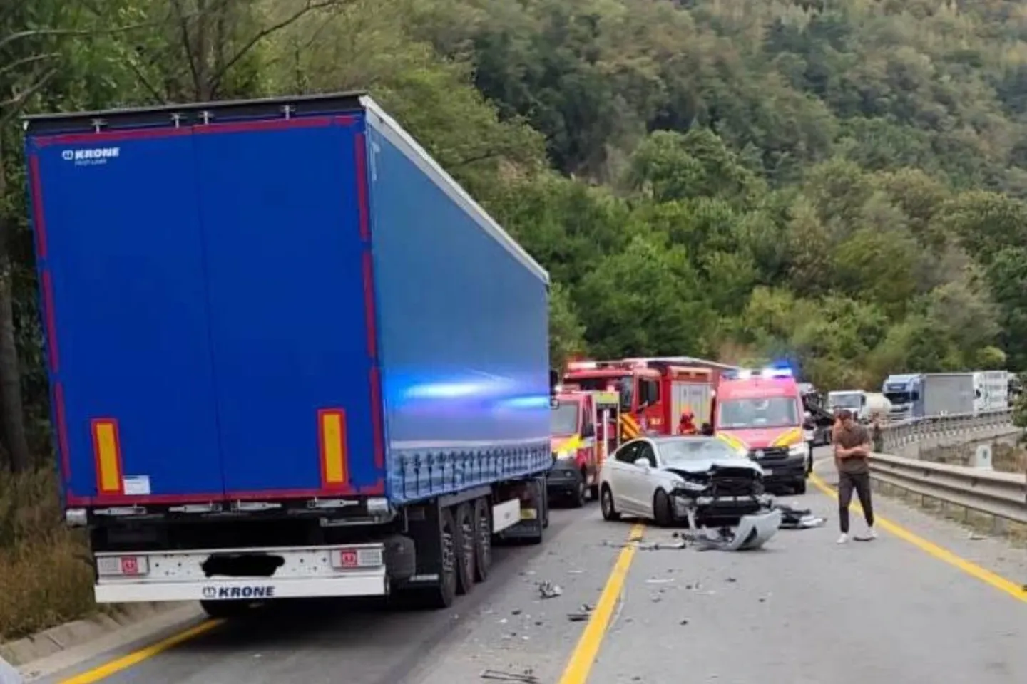 Trafic blocat pe DN 7, la ieșirea din Boița. Un bărbat a fost rănit după ce un TIR s-a ciocnit cu un autoturism