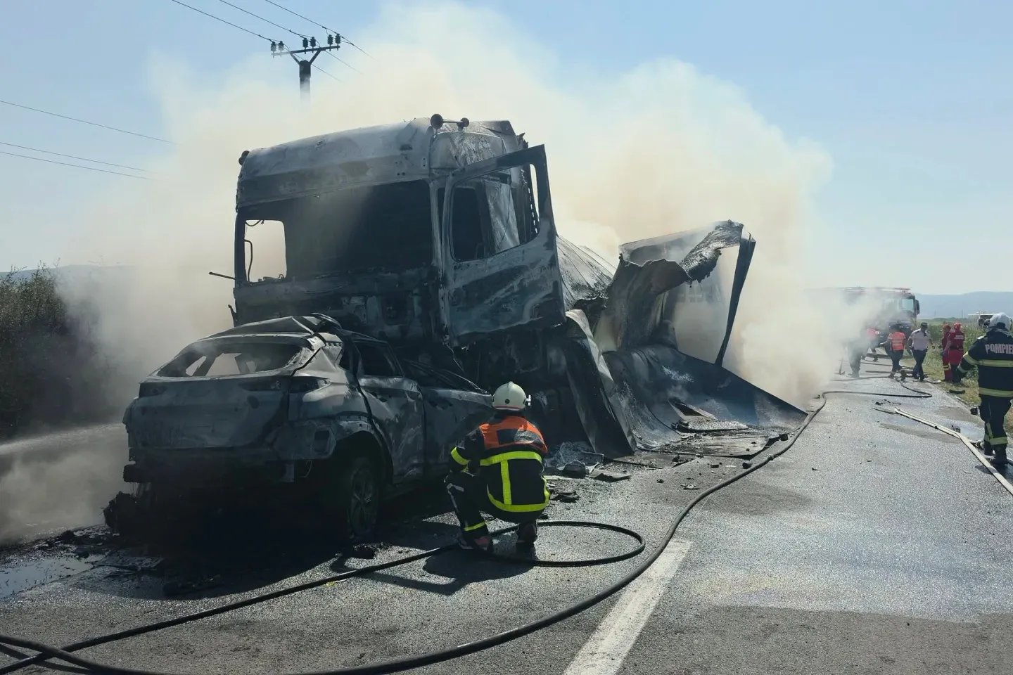 Accident mortal în Caraș-Severin: o mașină s-a izbit frontal de un TIR în timpul unei depășiri. Șoferul autoturismului a murit carbonizat
