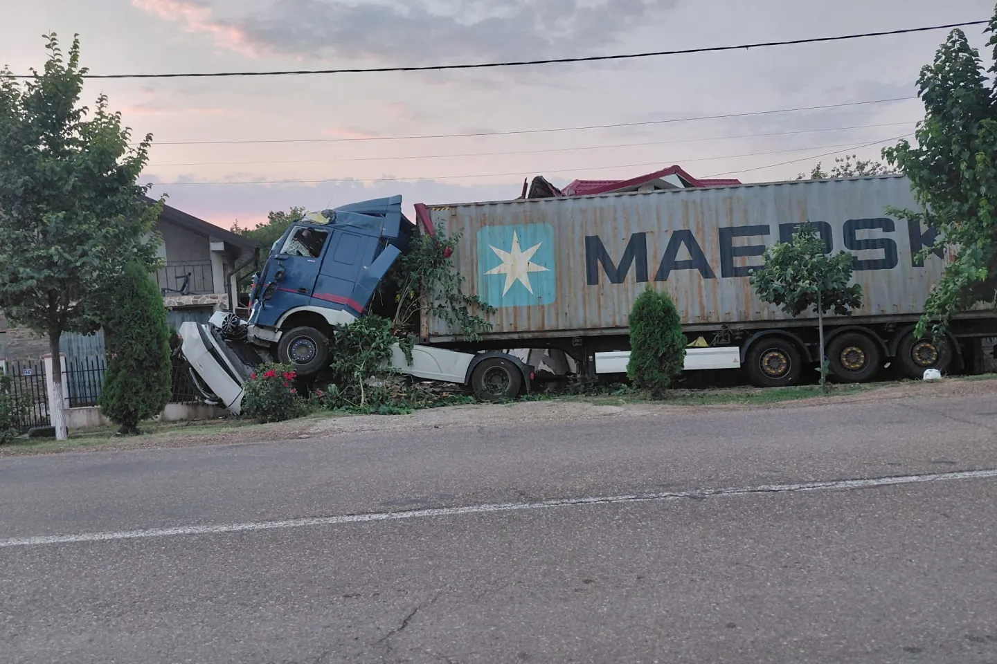 Dezastru provocat de un TIR în Vaslui: a băgat o mașină sub remorcă și s-a oprit în gardul unei gospodării. Șoferul adormise la volan