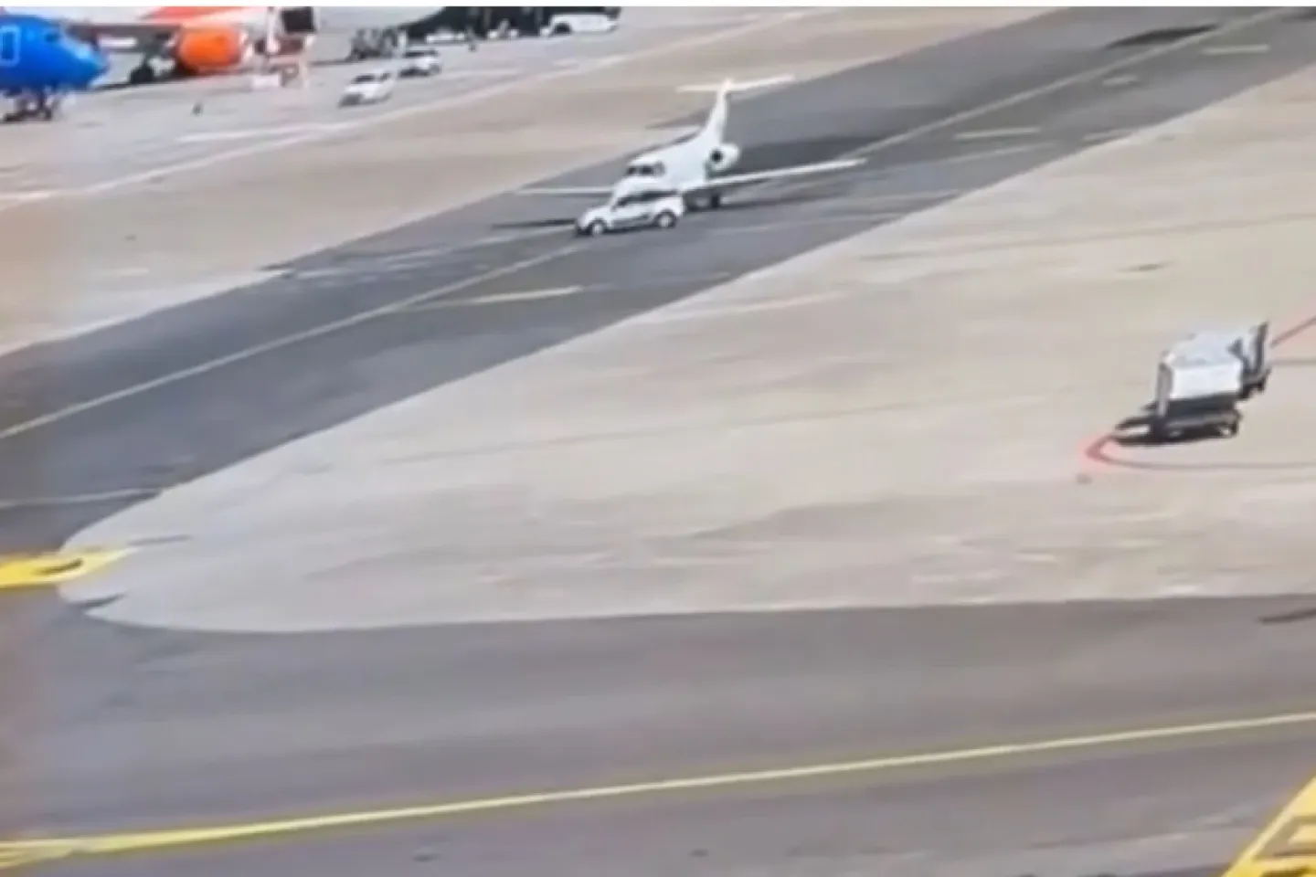 Moment incredibil pe aeroportul din Milano! O mașină a intrat direct într-un avion