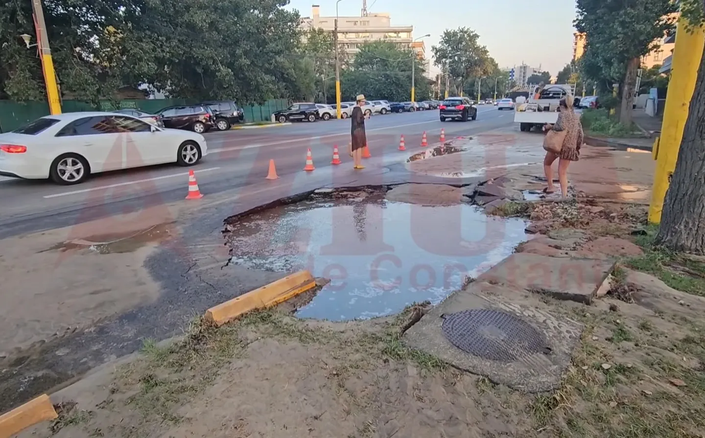 Crater pe o stradă din Mamaia după o avarie la rețeaua de apă VIDEO