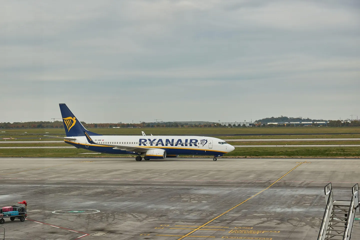 Ryanair contestă relatarea despre pasagerul aspirat prin geam. Ce spune compania după incident