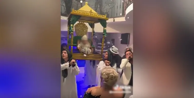 Românii au prins gustul petrecerilor extravagante. Bebeluș - adus pe tronul regal la petrecere