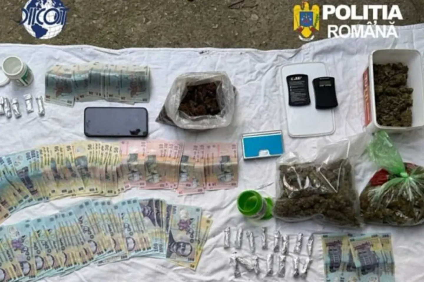 Droguri ascunse în recipiente care imitau sprayurile nazale. Ce au descoperit polițiștii înaintea marilor festivaluri din România