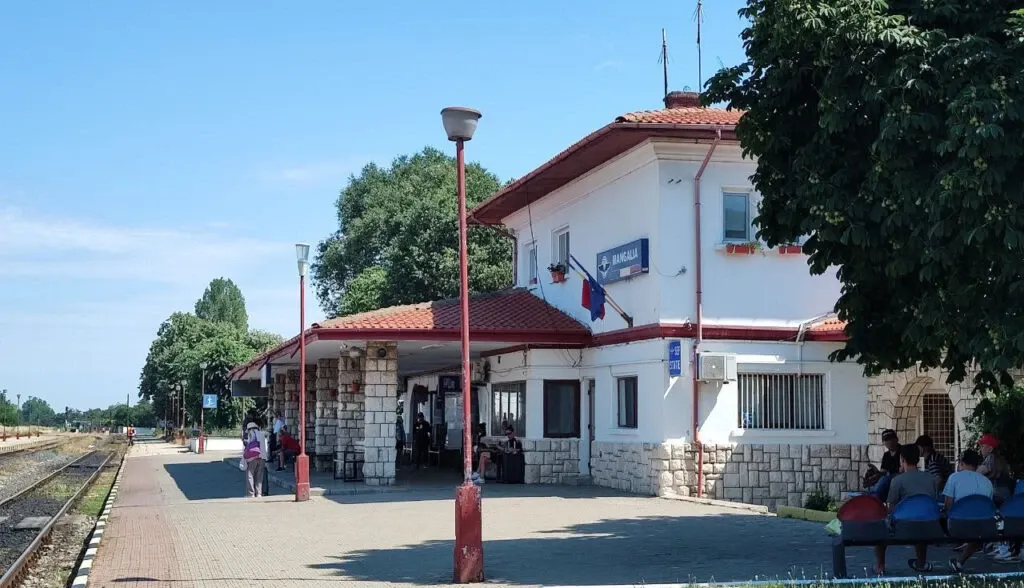 Tânără de 19 ani, lovită de tren în Gara Mangalia. Traversase cu căștile în urechi liniile printr-un loc nepermis