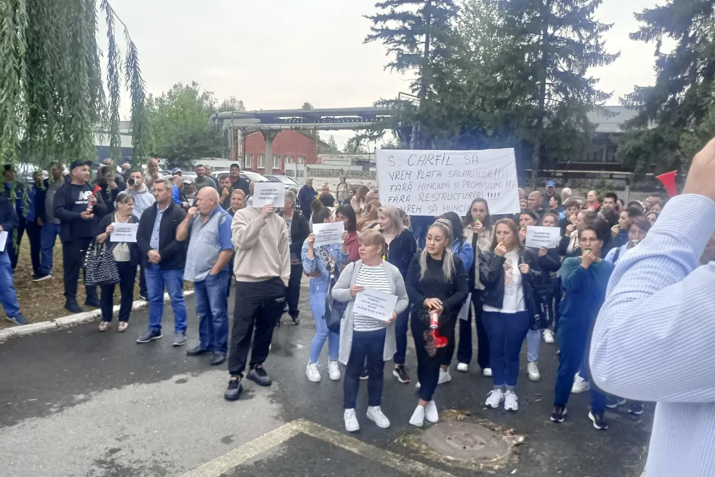 Greva spontană la Carfil Brașov. Angajații cer salariile restante VIDEO 