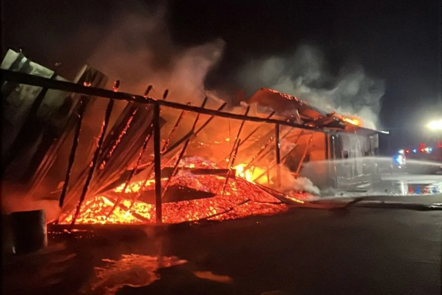 Incendiu puternic la un depozit de cărbuni din Mureș. O hală industrială și o casă au fost mistuite de flăcări