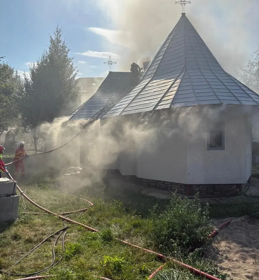 Incendiu la o mănăstire din Suceava. Flăcările au cuprins Paraclisul, iar pompierii se luptă să împiedice extinderea focului