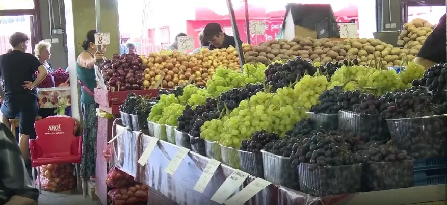 Legume și fructe, tot mai scumpe. Ce își mai permit românii?