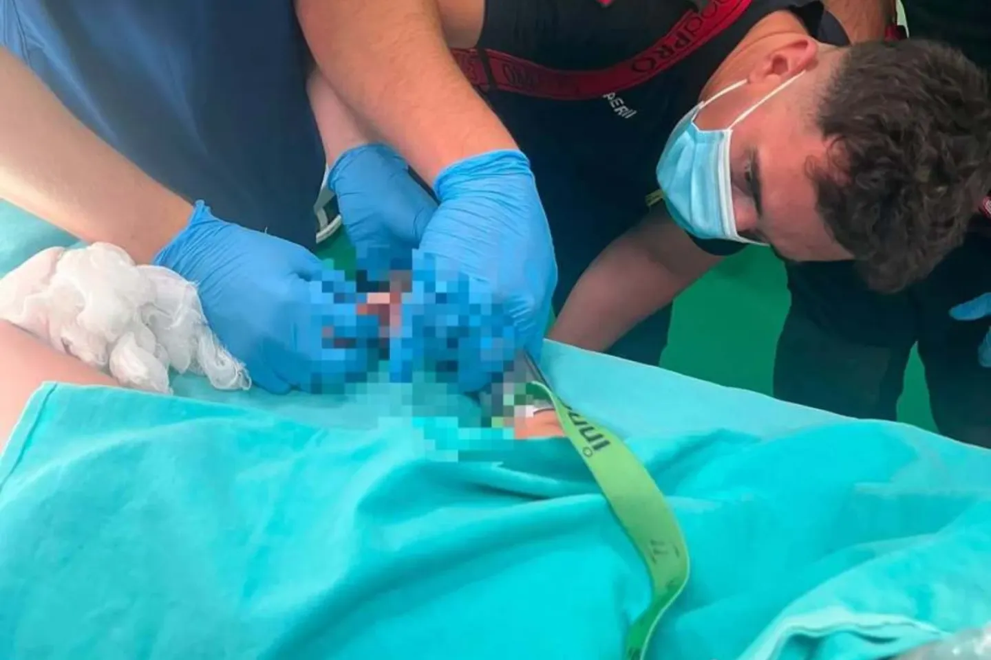 Misiune dificilă în Mureş. Pompierii au eliberat mâna unui copil de doi ani prinsă într-o maşină de tocat