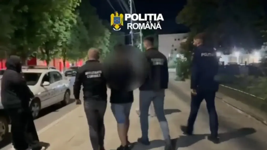 Doi tineri din Medgidia, reținuți după ce au amenințat un bărbat și i-au distrus mașina și poarta