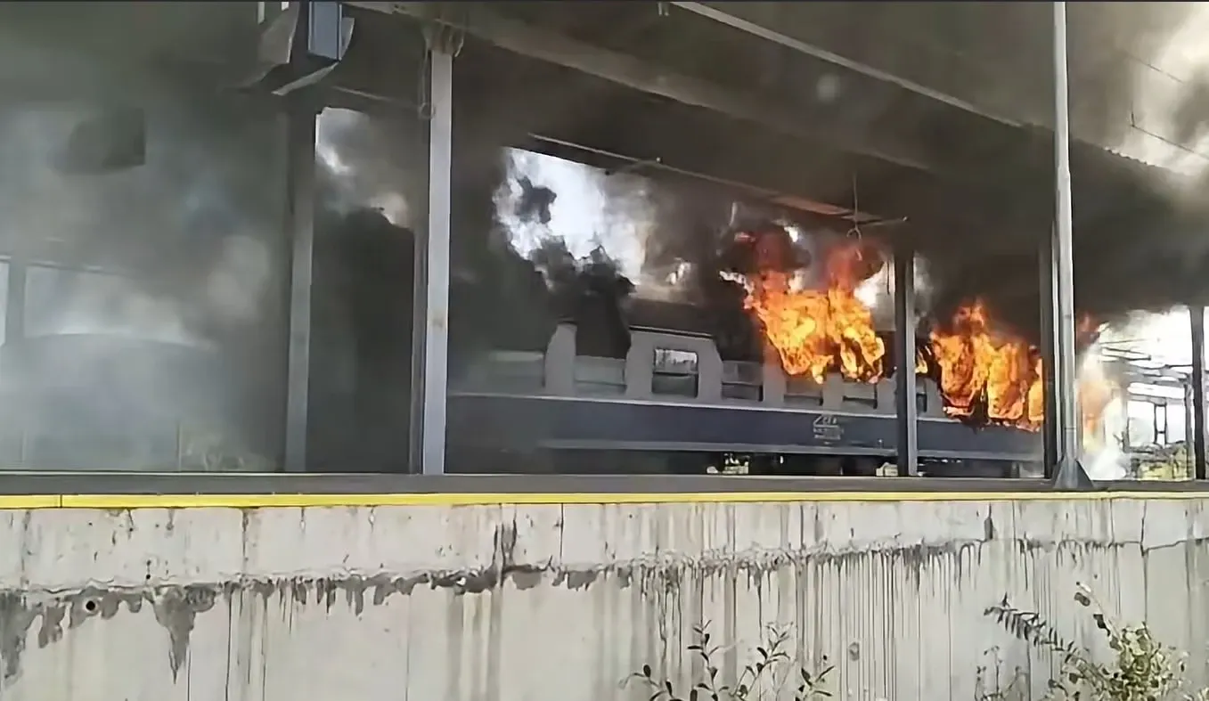 Incendiu devastator la un tren Regio în Timiș. Ultimul vagon s-a făcut scrum - VIDEO