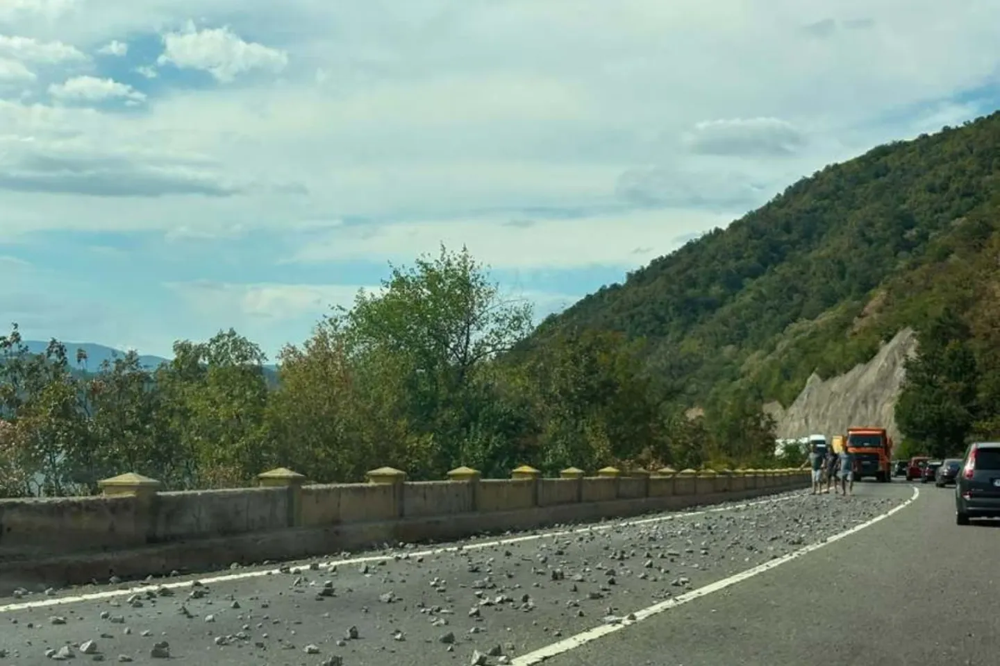 Mare atenţie, şoferi! Trafic îngreunat pe DN 6, în zona viaductului Vodiţa, după ce au căzut pietre pe carosabil-FOTO