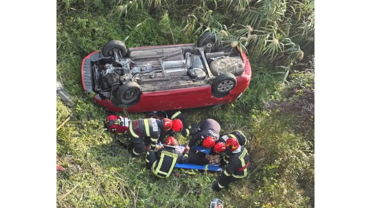 Mașină prăbușită într-o râpă de 10 metri, pe DN 72, la ieșirea din Găești. Au intervenit pompierii FOTO